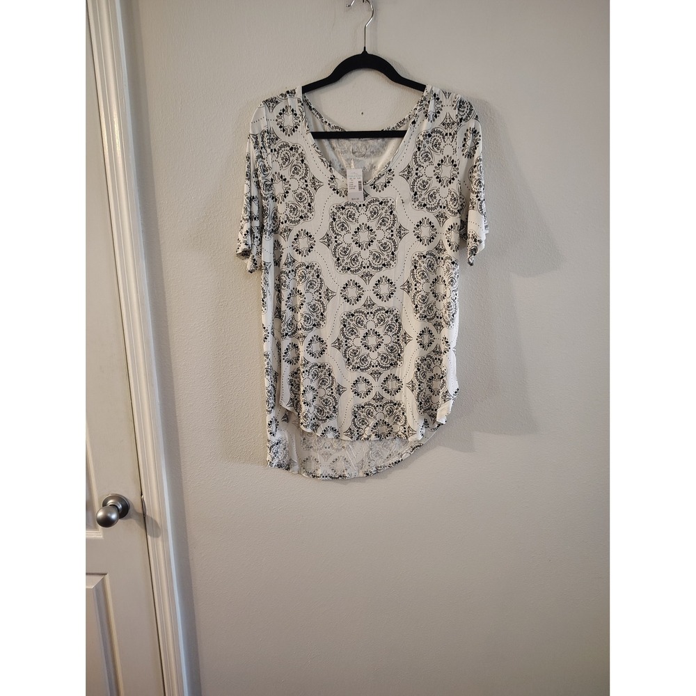 Maurices 24/7 Womens‎ Large V-Neck Medallion Print High Low Top White Black NEW